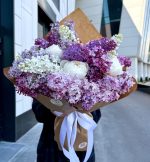 Букет з бузку та півонії