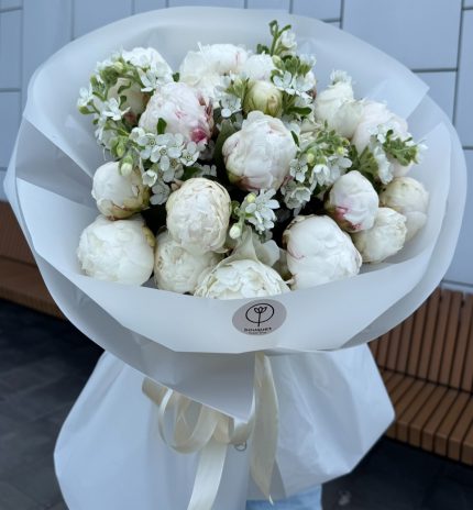 Букет з кремвою півонією та незабудкою
