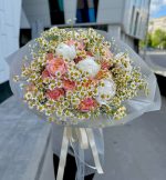Букет з півоніями та ромашками